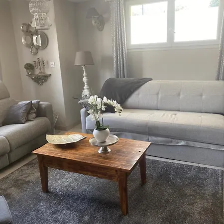 Le Petit Clos Des Camelias Apartment *