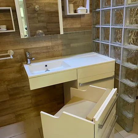 Le Petit Clos Des Camelias, Pmr Proche De La