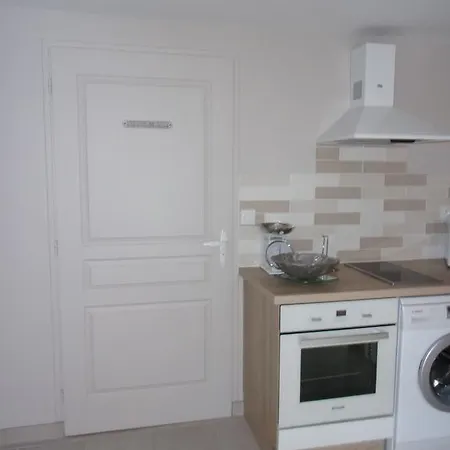 Le Petit Clos Des Camelias, Pmr Proche De La *