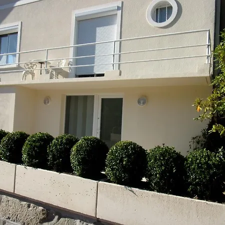 Le Petit Clos Des Camelias Apartment *