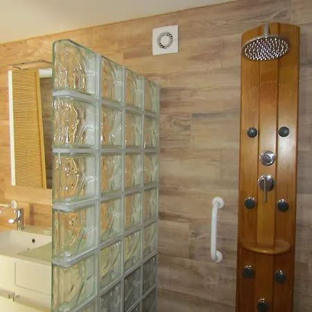 Le Petit Clos Des Camelias, Pmr Proche De La