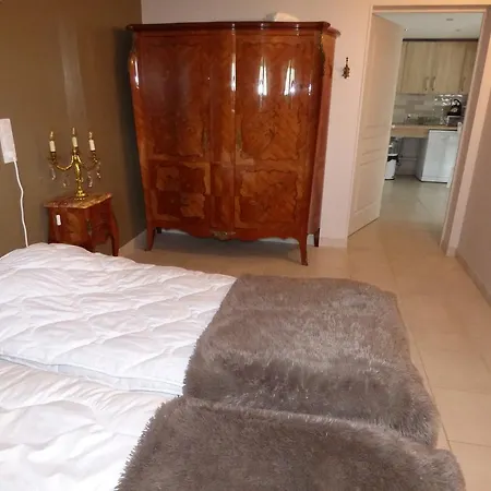 Le Petit Clos Des Camelias, Pmr Proche De La