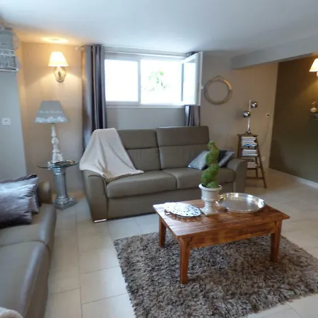 Le Petit Clos Des Camelias Apartment *